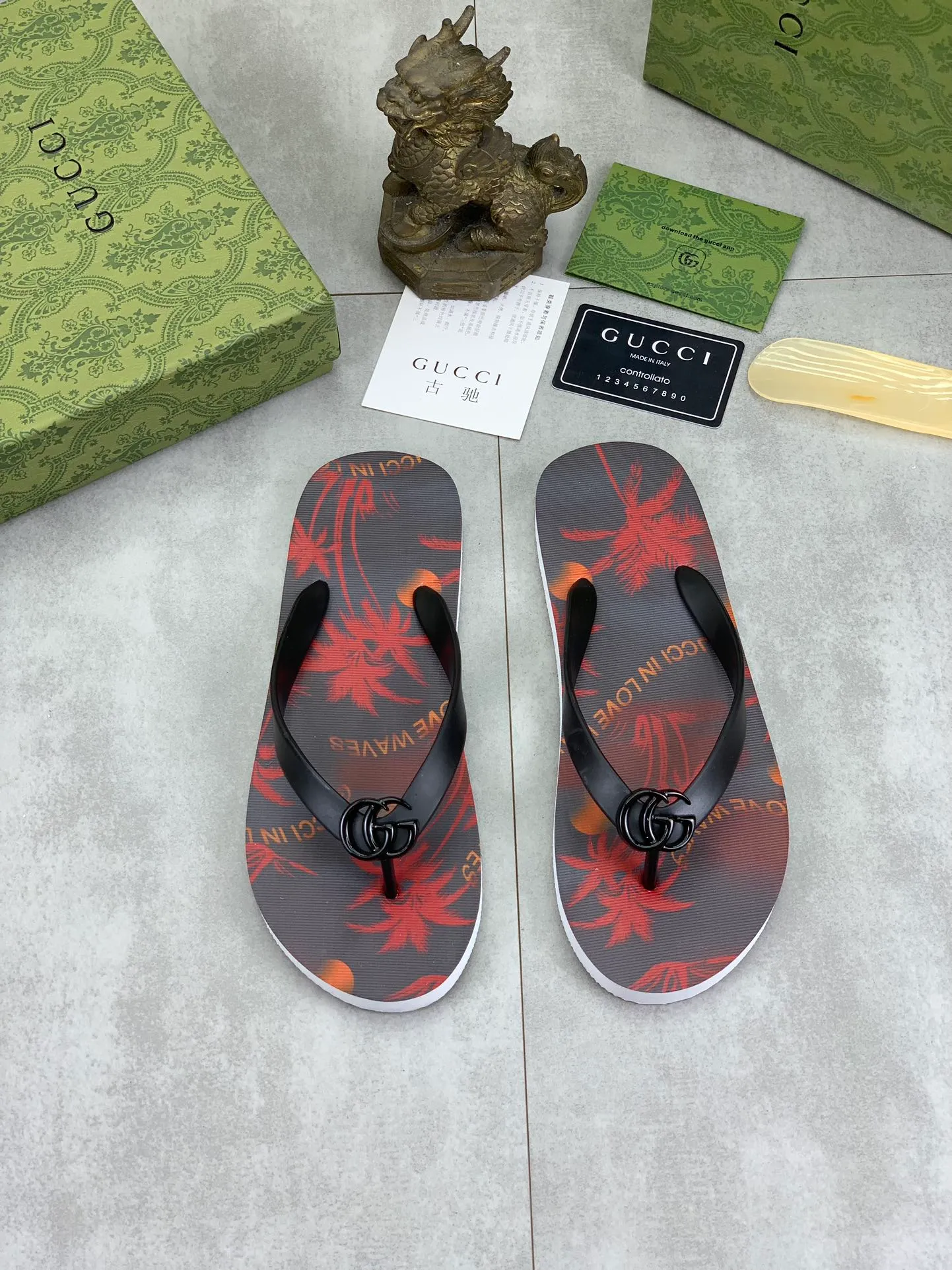 Men's men's shoes 💰P220💰【New style】🆘【GUCCI】Official website's popular Gucci adult couple 🧑‍🤝‍🧑 style, children's flip-flops are on sale at the counter simultaneously! Original fabric imported from Italy. Original bottom provided by the original factory. Size: Adult 36-45. Children’s size: 30-37. Multiple colors available.